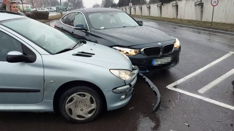 A Korányi Frigyes utcán elsőbbségadás megsértése miatt ütközött két autó