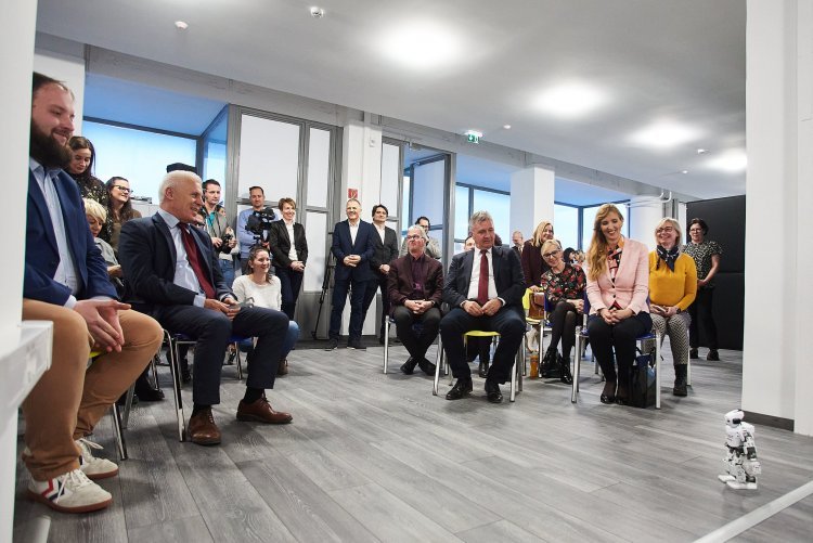 Heti hírösszefoglaló: digitális tudásközpont, új buszok, megemlékezések és koszorúzások városszerte