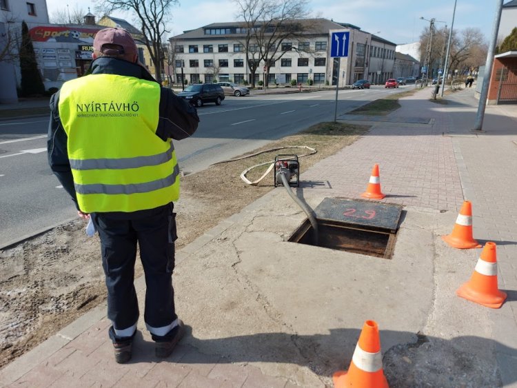 A Bethlen Gábor utcán a Nyírtávhő helyreállítást végez