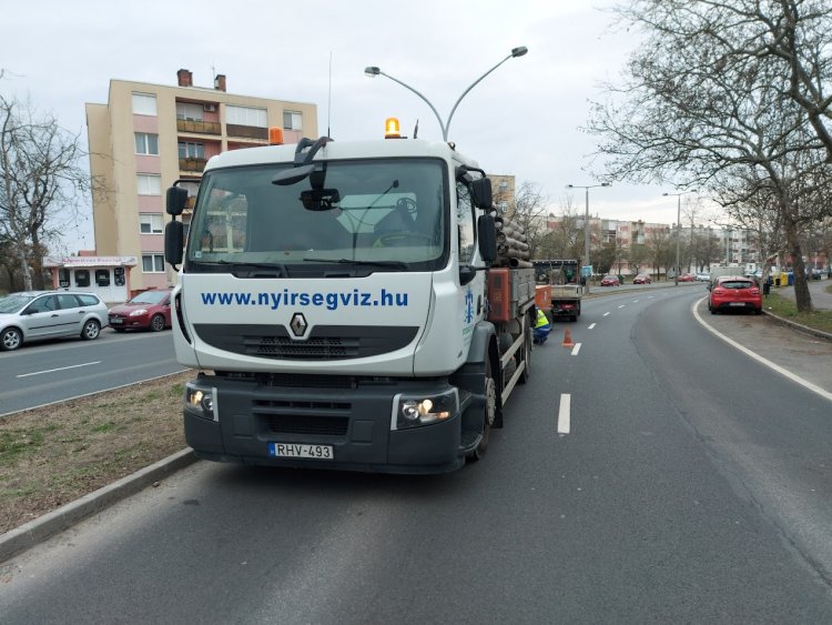A Nyírségvíz az Északi körúton forgalomkorlátozás mellett csatornamosási munkálatokat végzett