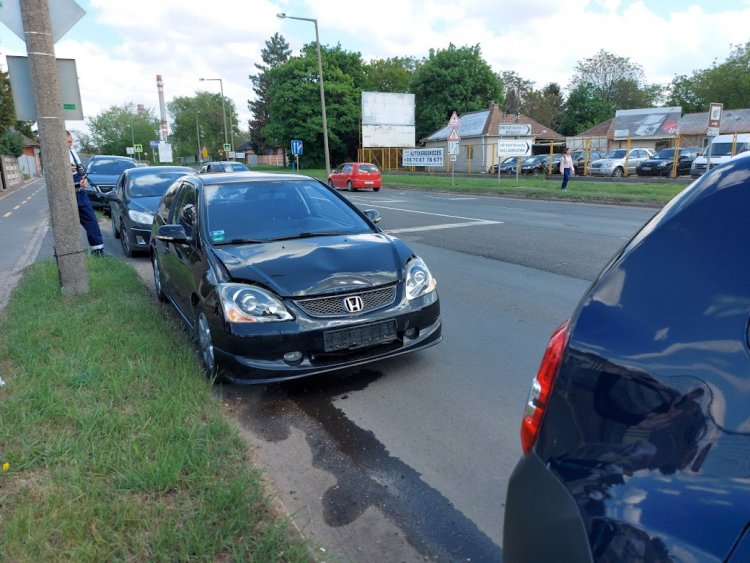 Hármas ráfutásos baleset történt a Tiszavasvári úti felüljárónál
