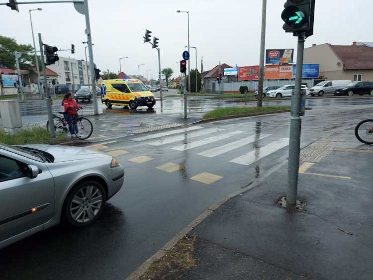 Megcsúszott és felborult egy motoros a vizes burkolaton a Debreceni úti felüljárónál