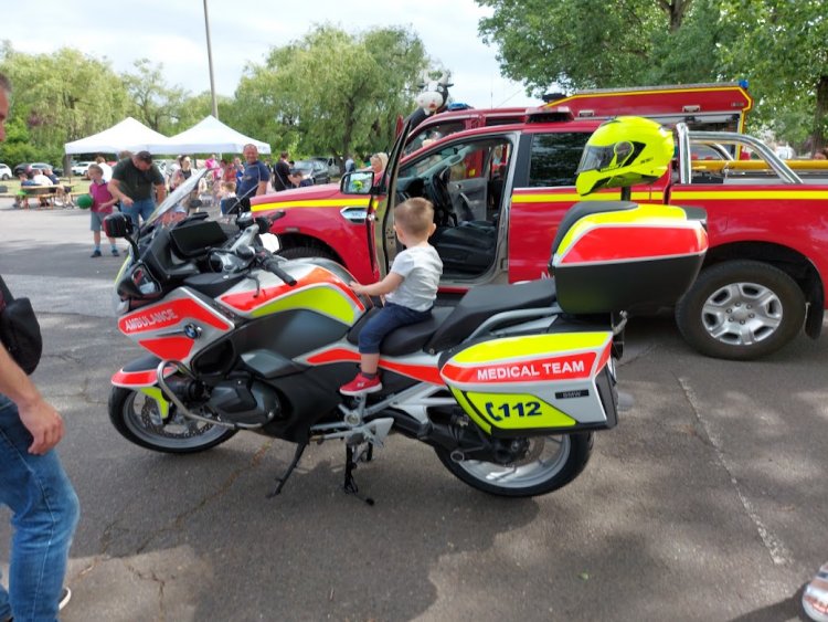 Új motoros mentőt mutattak be szombaton, Nyíregyházán a gyermeknapon