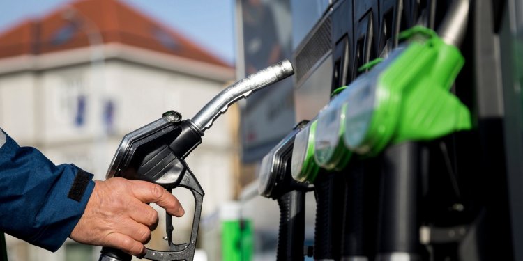 Mutatjuk, mennyivel fizetünk kevesebbet a benzinkutakon az árstop miatt