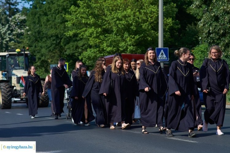 Búcsú az egyetemtől – Először, de nem utoljára rendeztek búcsúfelvonulást a nyíregyházi egyetemistáknak