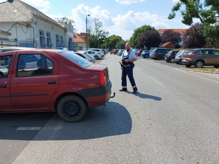 A parkolóból tolatott ki egy autó, amikor nekiment egy egyenesen haladónak a Czuczor Gergely utcán