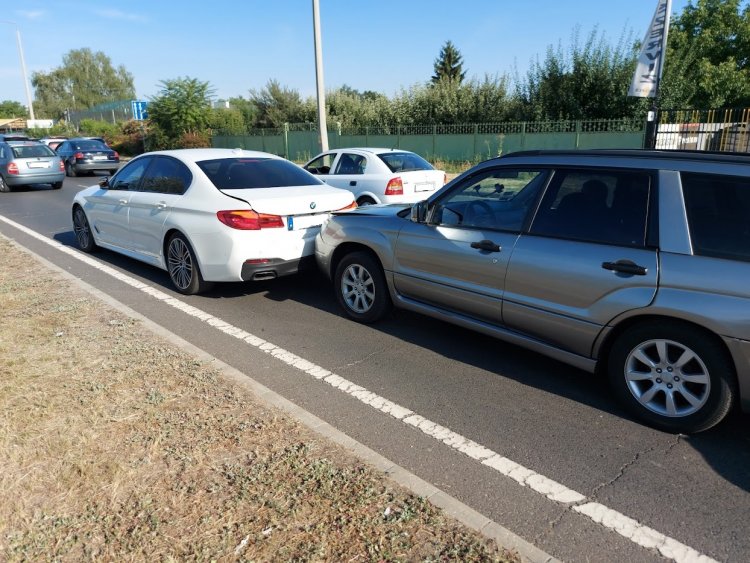 Hármas ráfutásos baleset történt az Orosi úton, a középső autóban egy személy megsérült