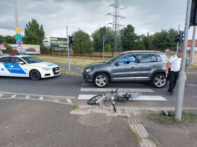 Egy elektromos kerékpáros a Debreceni úton nekiment egy közlekedő autónak