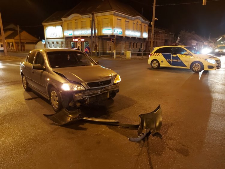 Két személygépkocsi ütközött össze a László utca és Szegfű utcai csomópontban szerda este