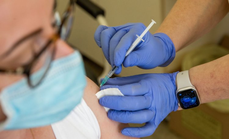 Elsőként az egészségügyi dolgozók emlékeztető oltására kezdik felhasználni az új típusú Pfizer vakcinát