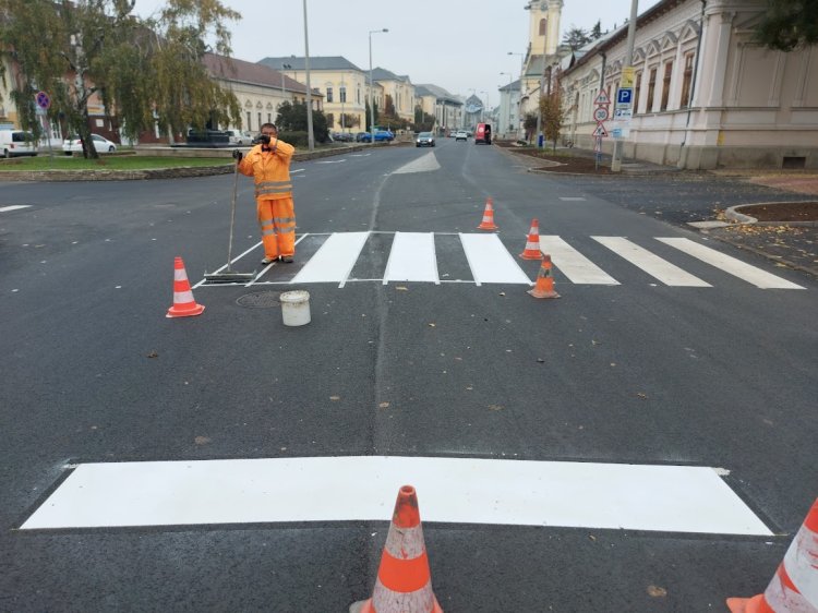 Útburkolati jeleket festenek a Debreceni úton