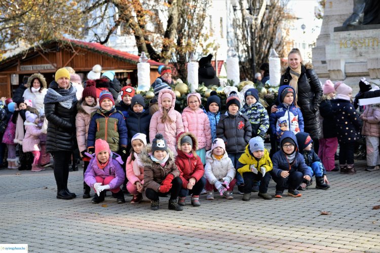 Gyerekektől volt hangos csütörtök délelőtt a Kossuth tér, ünnepi díszbe öltözött a Kis karácsonyi sétány