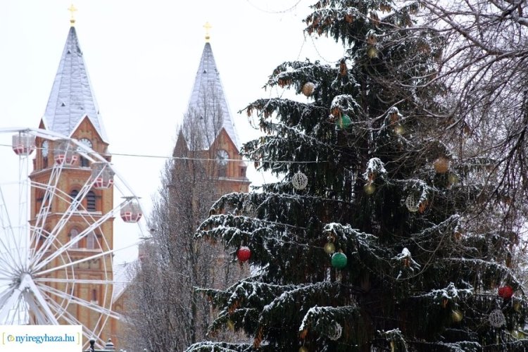 Hóesésre ébredt Nyíregyháza – Fotókon a hófedte belváros