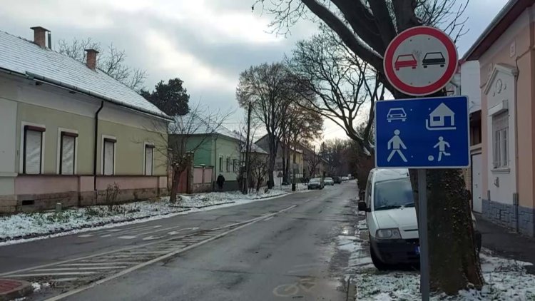 Lakó-pihenő övezet tábla jelzi, hogy a Nádor utca nem átjáró szakasz