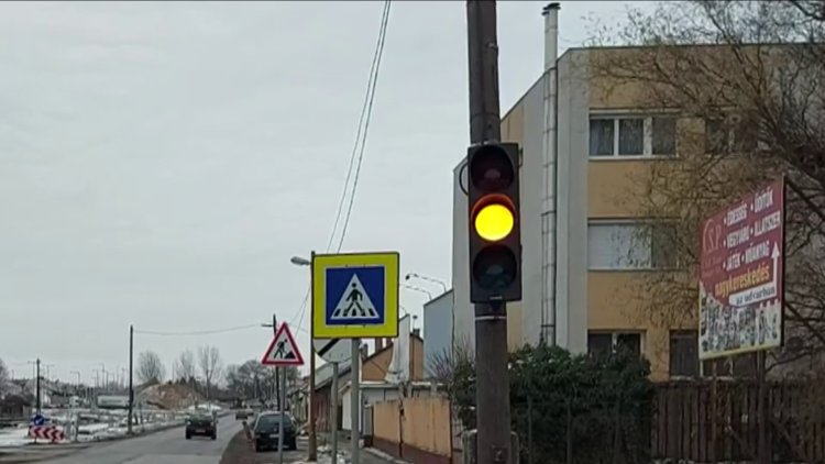 Veszélyre hívja fel a figyelmet a sárgán villogó jelzőlámpa a Móricz Zsigmond és Szarvas utcai csomópontnál