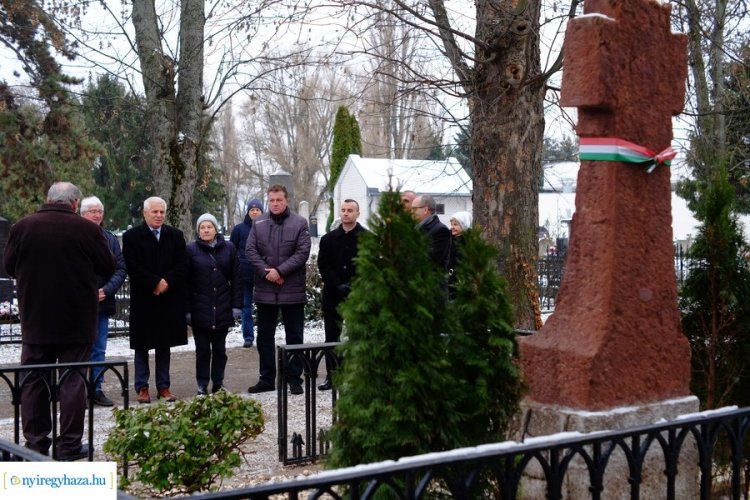 Sírfelújítások – Megújult a huszárok, valamint Inczédy György polgármester síremléke