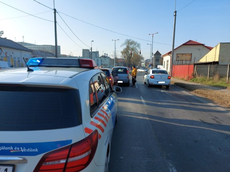 Két személyautó ütközött az Orosi úton