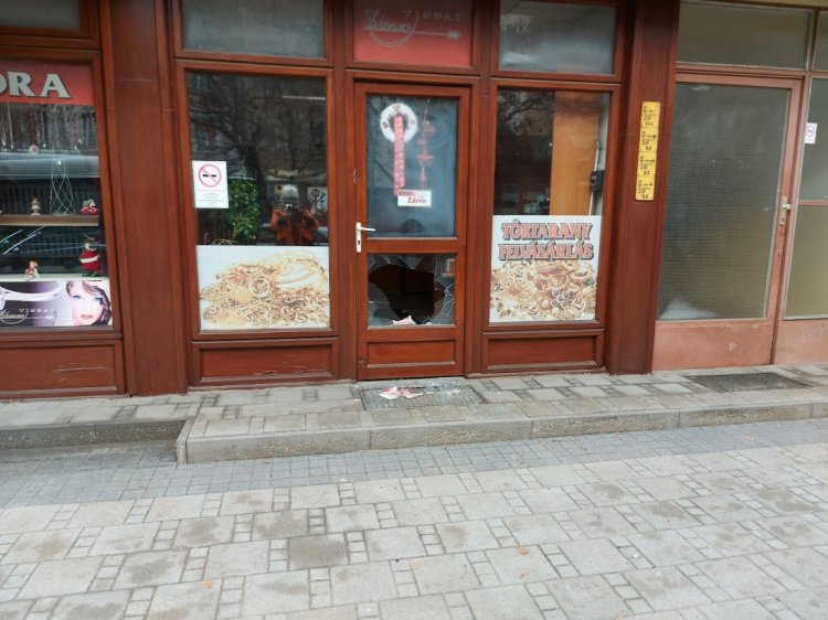 Keddre virradóra a Széchenyi utca egyik üzletének bejárati ajtaját törték be idegenek
