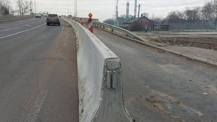 Biztonságos munkálatok: a Tiszavasvári úti felüljárón vasbeton elemeket szereltek az út szélére