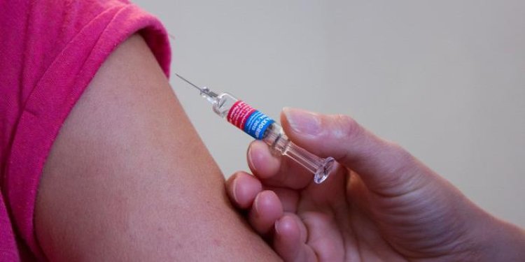 NNK: Mindenkinek javasolt az influenza elleni oltás beadatása