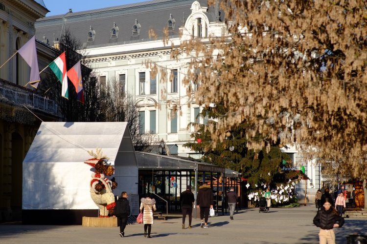 Lebontották a város Karácsonyfáját, elkezdődött a farsangi időszak