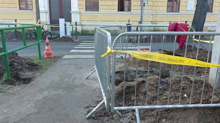 Továbbra is dolgoznak a Kossuth gimnázium előtt, útszűkületre kell számítani a Szent István utcán