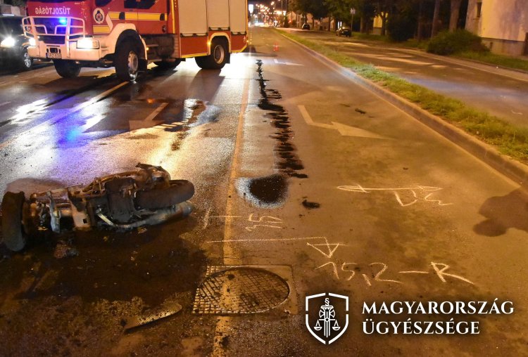 Piroson hajtott át, motorost gázolt 