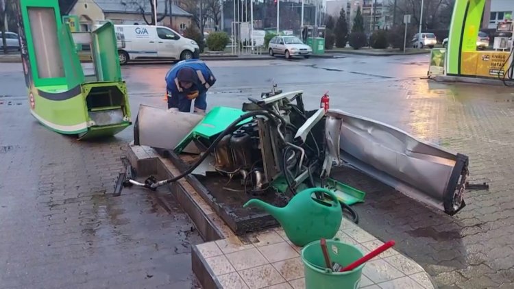 Kútoszlopot döntött ki tolatás közben egy teherautó a Széna téri benzinkúton