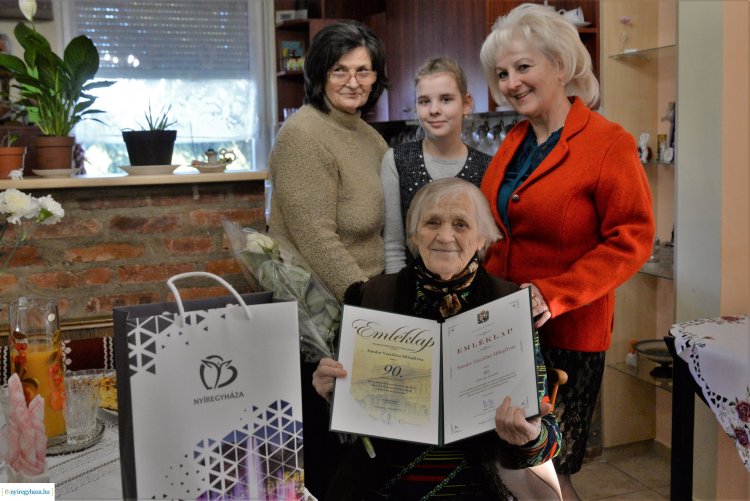 90. születésnapja alkalmából köszöntötték Sándor Vaszilina Mihajlivnát, városunk szépkorú polgárát