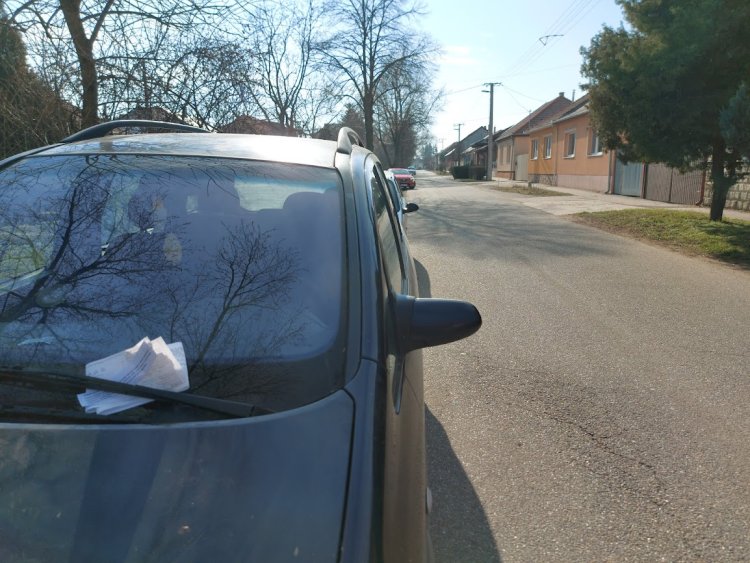 Megszaporodott a Vértanúk útján és a Mikszáth Kálmán utcán a tilosban parkoló autók száma