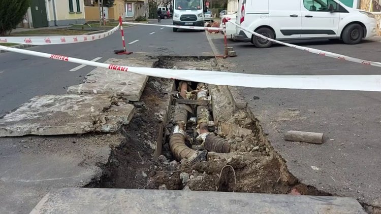 A Körte utcán egy távhővezeték meghibásodása miatt megkezdték a feltárást