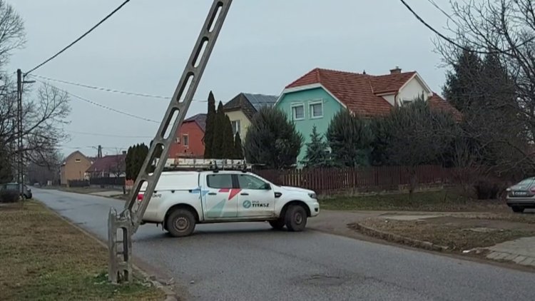 Szerda reggel Borbányán egy teherautó egy villanyoszlopnak ütközött