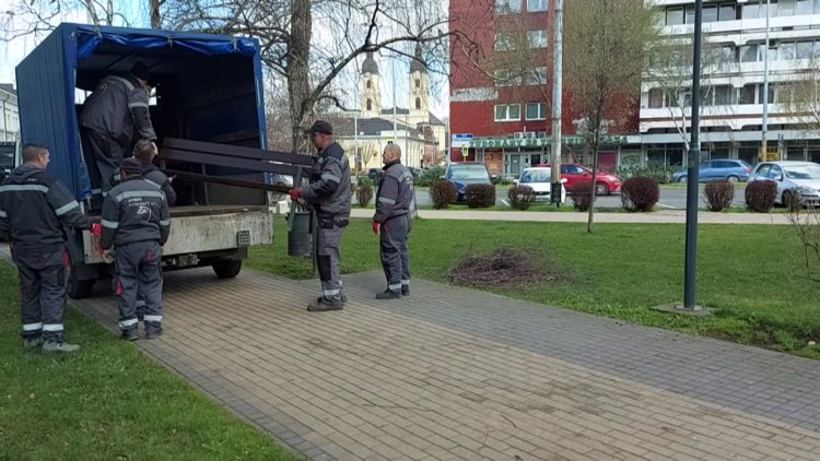 A tavasz közeledtével a NYÍRVV munkatársai elkezdték Nyíregyháza belvárosában a padok kihelyezését