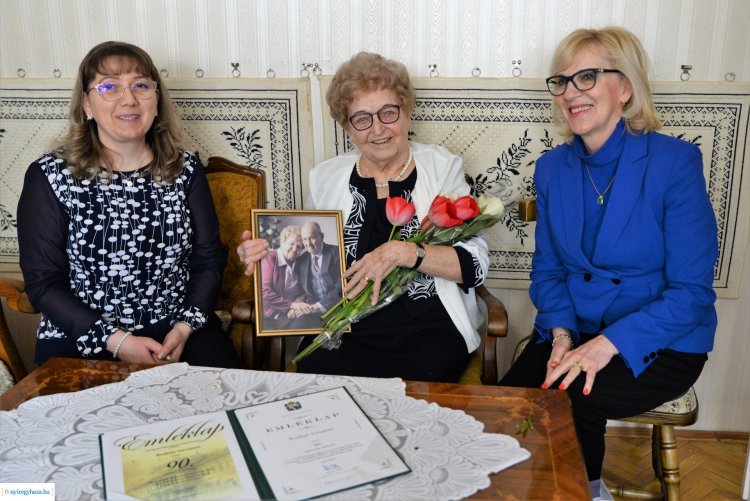 Városunk szépkorú polgárát, Bodnár Istvánnét 90. születésnapja alkalmából köszöntötték