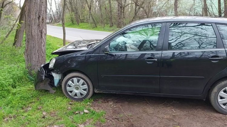 Fának csapódott egy jármű a Sóstói úton