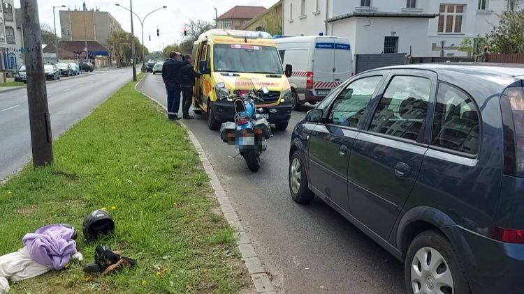 A Vasgyár utcán egy motorkerékpáros utasával együtt egy álló személygépkocsinak ütközött