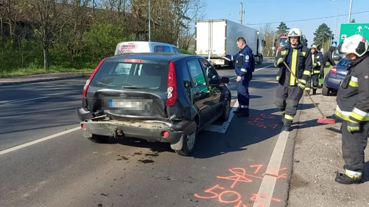 Két személy megsérült az Orosi út bevezető szakaszán történt ráfutásos balesetben