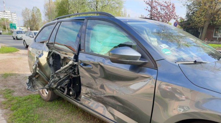 Két személygépkocsi ütközött a Bukarest utcában