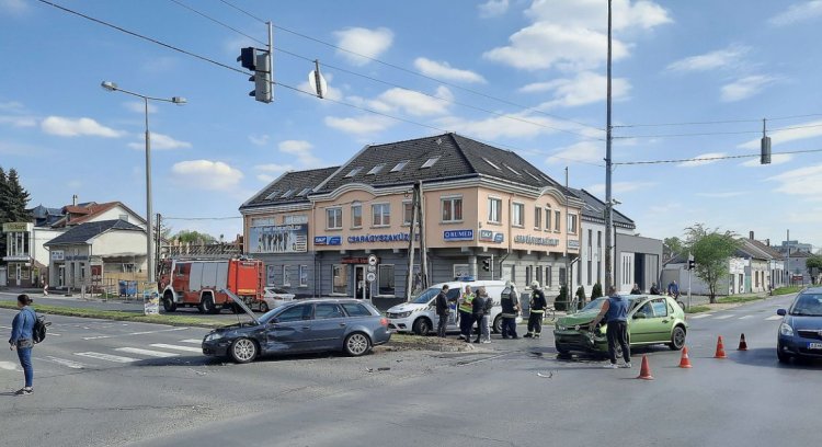 Két autó ütközött össze Nyíregyházán