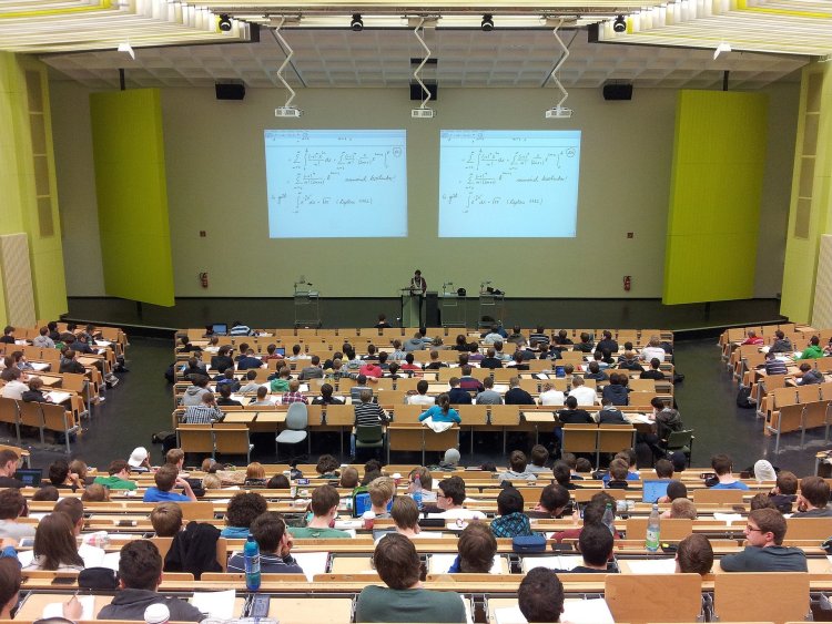 A „Rászoruló Hallgatókért Közalapítvány” Kuratóriuma pályázatot ír ki felsőfokú tanulmányokat folytató hallgatók részére