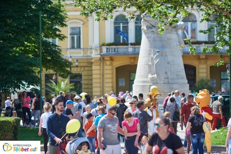 Városi Gyermeknap május utolsó vasárnapján a Kossuth téren