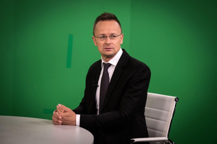 Szijjártó Péter: 400 milliárd forintból Debrecenben építi fel első európai üzemét a kínai Eve Power