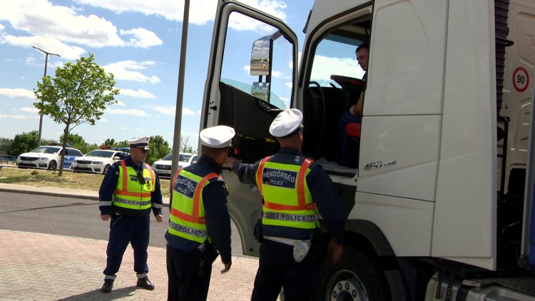 ROADPOL ellenőrzés – Nehéz tehergépkocsikat és autóbuszokat vizsgál a rendőrség