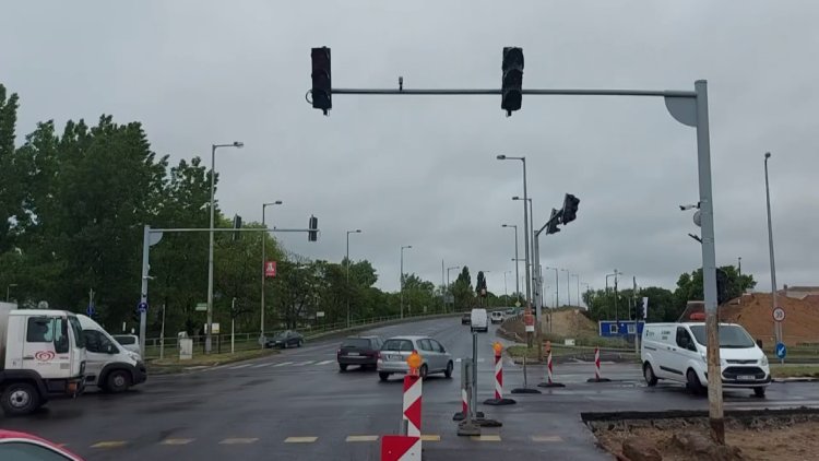 Munkagép okozott kárt a Debreceni út és Váci Mihály utca kereszteződésében található jelzőlámpában