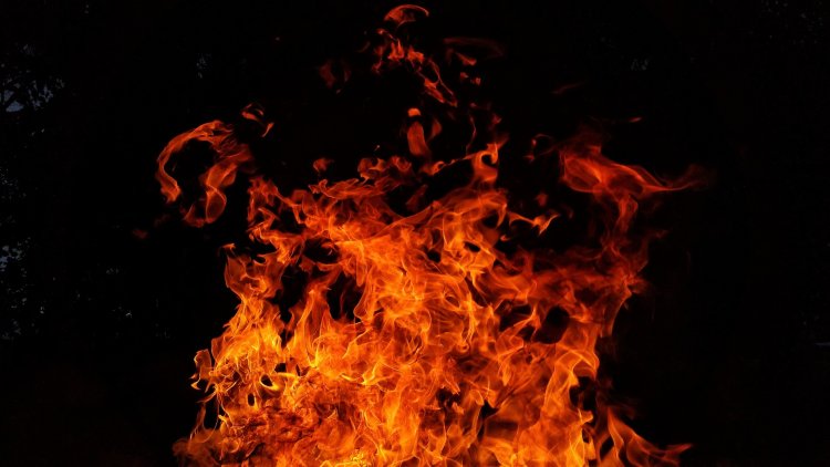 Teljes terjedelmében lángolt egy autószerelő műhely Nyíregyházán