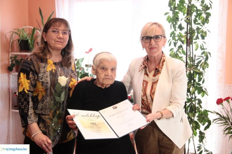 Tóth Miklósnét, városunk szépkorú polgárát 90. születésnapja alkalmából köszöntötték