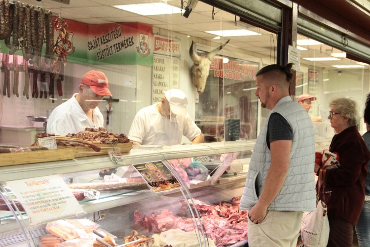 Piac – Kígyózó sorok a húspultoknál a hosszú hétvége előtt