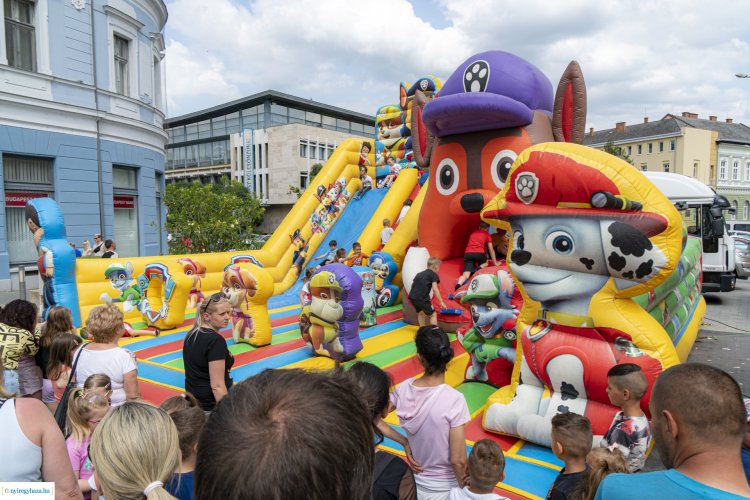 Városi Gyermeknap – Megtelt a Kossuth tér, színes programokkal várták a családokat