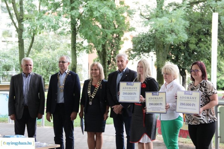 Rotary ünnep Nyíregyházán: Kneipp-sétány és virágláda