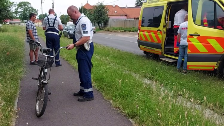 Járókelők hívták a mentőket a Család utcán rosszul lett kerékpároshoz